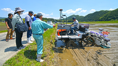 「鉄コ」により、育苗や移植といった作業が不要となり軽労化・低コスト化を実現（写真は移植作業）