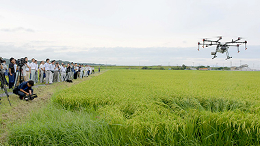 時間短縮で作業の負担減と低コスト化を進める農業用ドローン