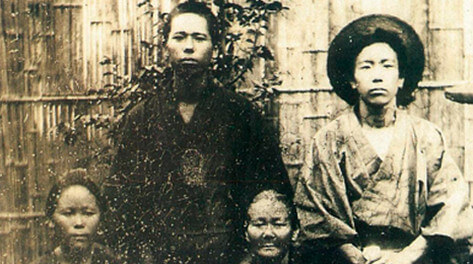 Gonshiro Ohde at around age 18 (back right) with his mother Kiyo, sister Sakuno and second brother Mohei.