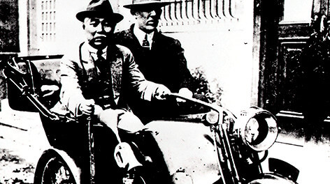 Gorham type 3-wheeled motor vehicle (right: William R. Gorham)