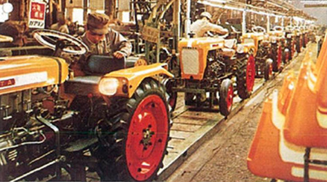 Type L15R paddy field tractors being produced on a conveyer belt line at the Sakai plant15