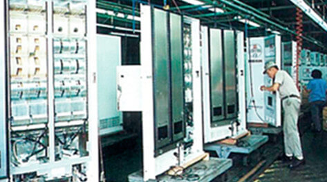 A new line manufacturing automatic vending machines at the Kyuhoji plant 