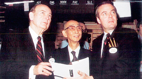 Being listed on the New York Stock Exchange(Mr. Hiro, Company President (center), NYSE Chairman (left))