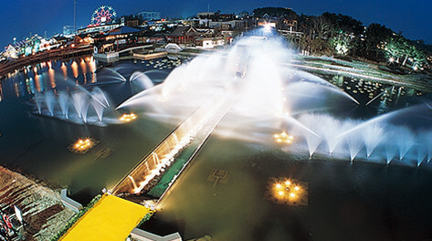 The “Aleph” fountain and water splitting display exhibited at Osaka’s “International Garden and Greenery Exposition,” as a project to commemorate 100 years since foundation