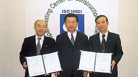 Kashima Plant Manager, Mr. Takemura (left) and Ohama Plant Manager, Mr. Iida (right) accepting their certificates